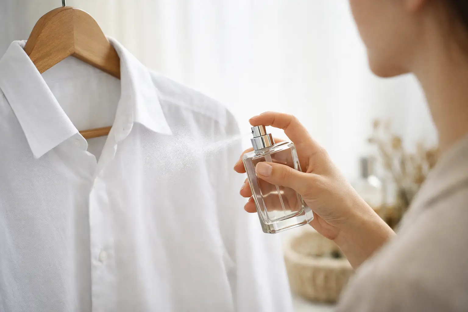 Como fixar perfume na roupa sem exageros